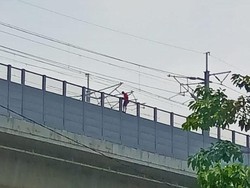 Viral Pria Hendak Bunuh Diri di Jalur Kereta Cepat Whoosh