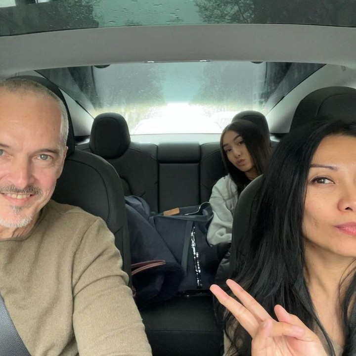 <p>Kirana juga terlihat sangat dekat dengan Ayah sambungnya nih, Bunda. Pada beberapa kesempatan, ketiganya tampak menghabiskan waktu bersama. (Foto: Instagram: @anggun_cipta)</p>