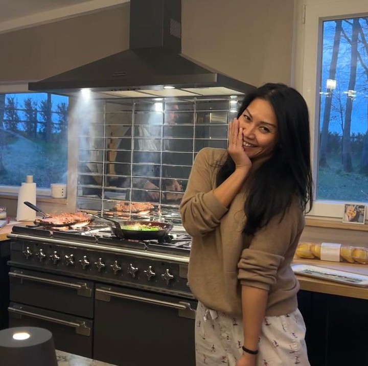 <p>Selain itu, Anggun juga sering mengunggah kegiatannya bersama sang suami yang menjalani<em> slow living</em>. Ketika di rumah, Anggun tetap menyempatkan diri untuk memasak makan malam dan <em>quality time</em> bersama Christian. (Foto: Instagram: @anggun_cipta)</p>