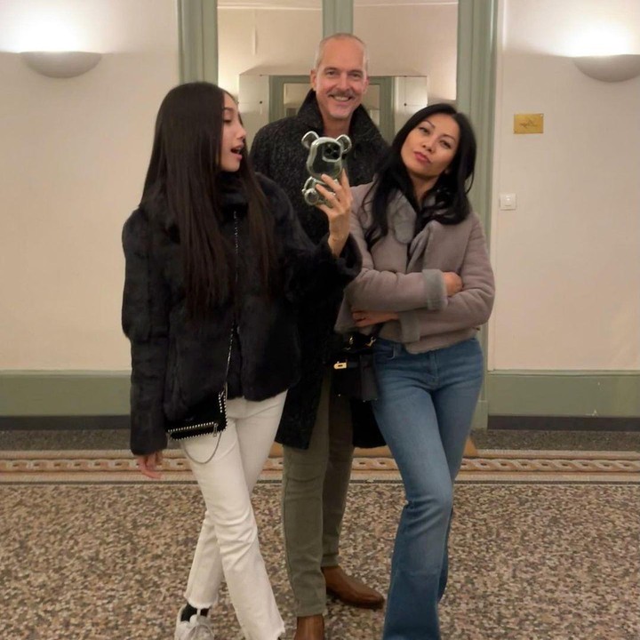 <p>Sebelumnya, penyanyi 49 tahun ini sempat menikah dengan Cyril Montana pada tahun 2010. Dari pernikahan ini, Anggun dikaruniai seorang putri yang diberi nama Kirana Cipta Montana Sasmi. (Foto: Instagram: @anggun_cipta)</p>