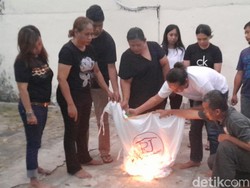 Relawan Rumah Jokowi Sumsel Bakar Atribut Organisasi, Ada Apa?