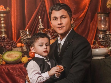 7 Potret Ganteng Saka Anak Ussy dan Andhika Pratama Wajahnya Curi Perhatian