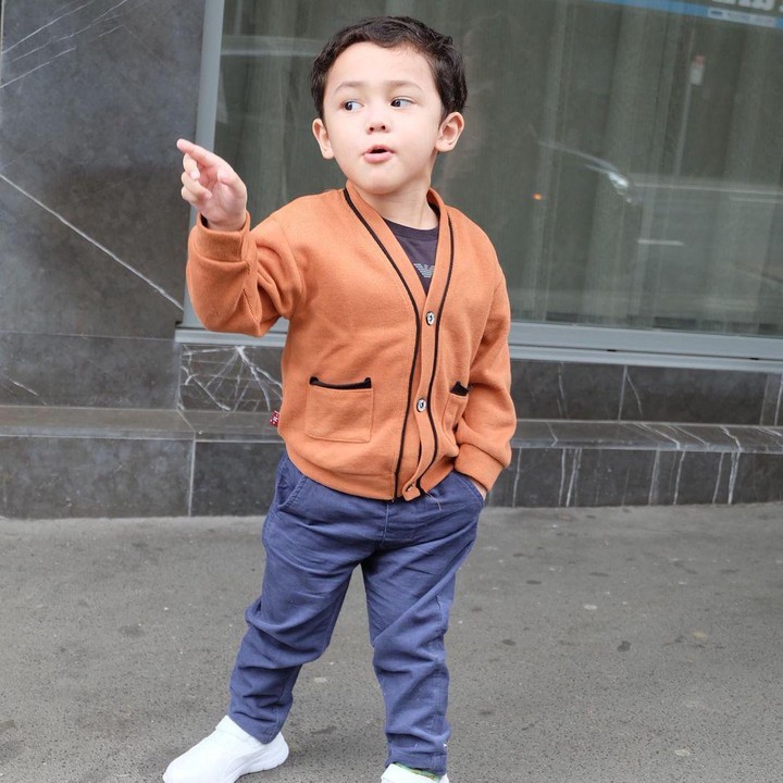 <p>"Cakepnya, jadi putra yang saleh, ya," kata seorang netizen. "<em>MasyaAllah</em> ganteng dan saleh," papar yang lainnya dengan emotikon hati. (Foto: Instagram: @andhiiikapratama)</p>