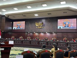 Momen Penggugat Interupsi di Sidang Putusan Batas Usia Maksimal Capres