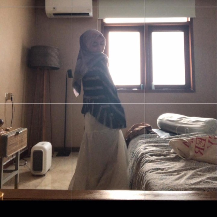 <p>Saat ini Sienna sudah berusia 10 tahun, Bunda. Sosok yang dahulu kita kenal sebagai gadis lucu, kini sudah tumbuh menjadi remaja berhijab. (Foto: Instagram @siennakasyafani)<br /><br /><br /></p>