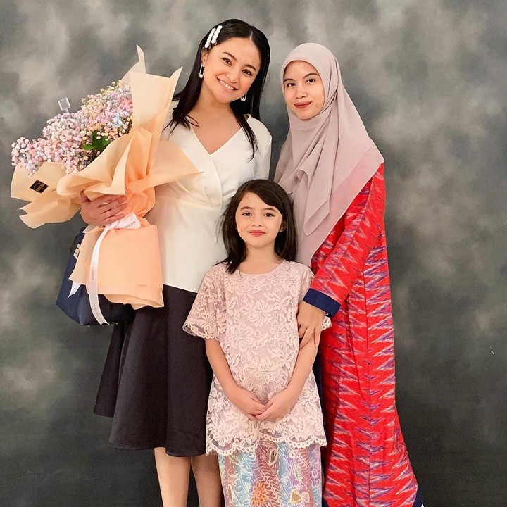 <p>Sejak Marshanda dan Ben Kasyafani bercerai, Sienna diasuh oleh sang ayah dan ibu sambungya yang bernama Nesyana Ayu Nabila atau Bunda Ines. (Foto: Instagram @siennakasyafani)<br /><br /><br /></p>