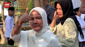 VIDEO: Acungan Jempol Iriana Respons Pertanyaan Gibran Cawapres