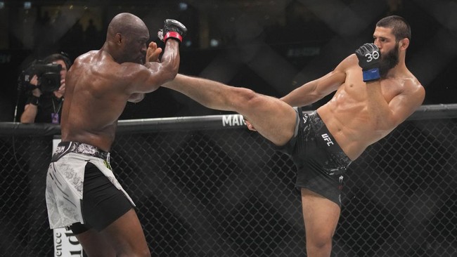 Petarung Swedia Khamzat Chimaev senang mendapatkan dukungan dari Zlatan Ibrahimovic usai menang atas Kamaru Usman di UFC 294 di Etihad Arena, Minggu (22/10).