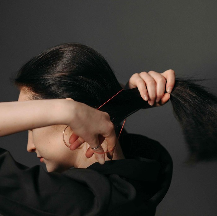 3 Dampak Sering Ikat Rambut Terlalu Erat dan Lama/Foto: pexels.com/Pavel Danilyuk