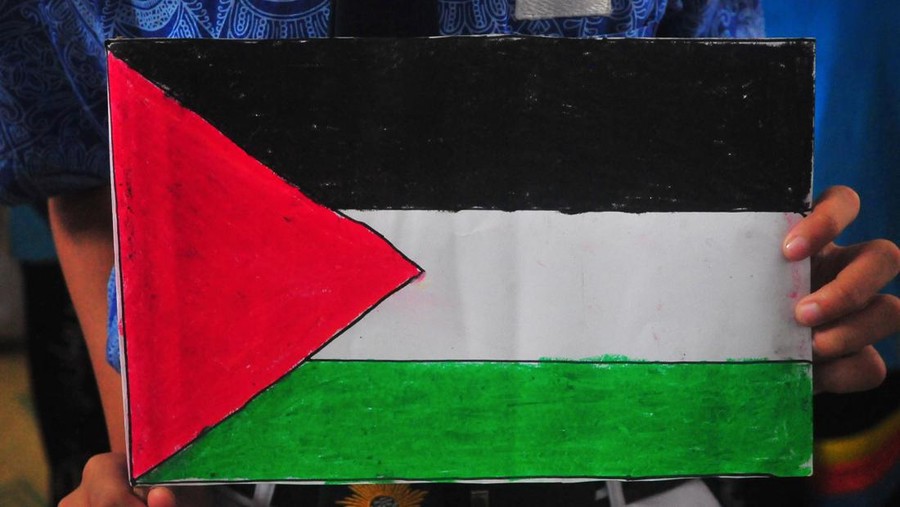 Siswa menggalang dana saat mengikuti aksi solidaritas untuk Palestina di SMP Muhammadiyah 1 Kudus, Kudus, Jawa Tengah, Selasa (24/10/2023). Aksi dengan kegiatan shalat ghaib, doa bersama serta penggalangan dana itu untuk menumbuhkan rasa simpati dan solidaritas kepada sesama umat muslim serta edukasi bagi siswa bahwa penjajahan di atas dunia harus dihapuskan karena tidak sesuai dengan perikemanusaaan.