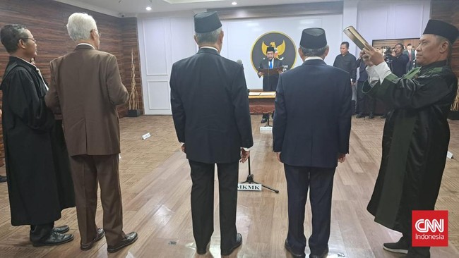 Mereka yang dilantik menjadi anggota MKMK antara lain hakim konstitusi Wahiduddin Adams, Jimly Asshiddiqie, dan Bintan R. Saragih.