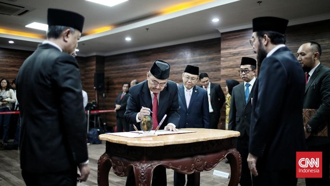 Setelah memanggil para hakim konstitusi soal mekanisme persidangan, sidang etik MKMK terkait putusan usia cawapres baru mulai digelar sejak Selasa (1/11).