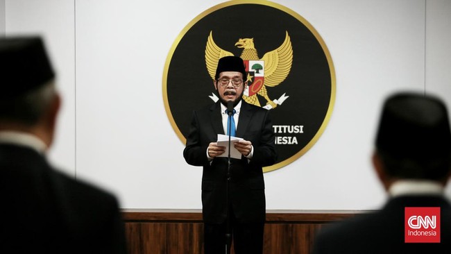 Hakim Konstitusi Anwar Usman menjawab tudingan kepentingan keluarga dalam putusan Mahkamah Konstitusi (MK) terkait syarat usia cawapres.