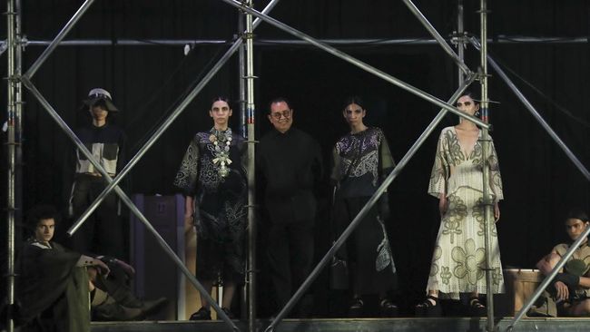 Desainer Biyan lewat lini ready-to-wear Studio 133 menggelar pertunjukan busana yang merangkum imaji akan alam kala senja.