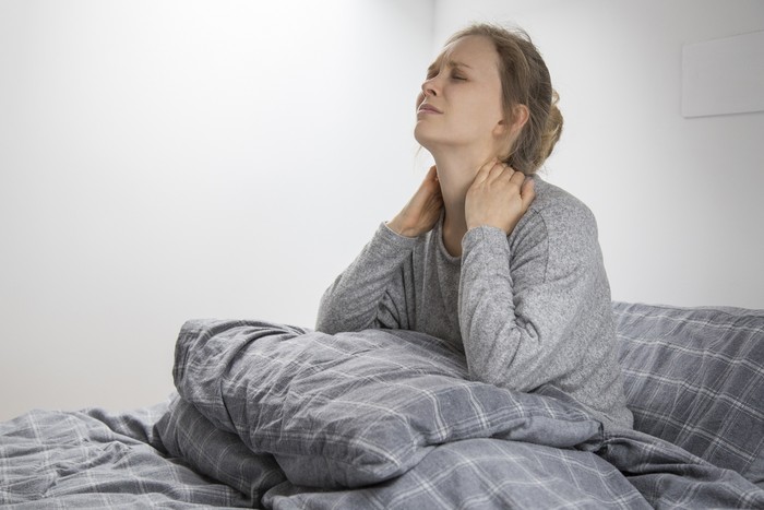 Cara mengatasi leher sakit saat bangun tidur/Foto: Freepik/katemangostar