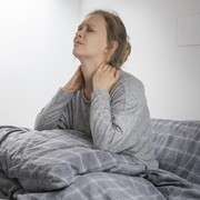 Begini 7 Cara Mengatasi Leher Sakit Saat Bangun Tidur, Biar Badan Jadi Lebih Bugar!
