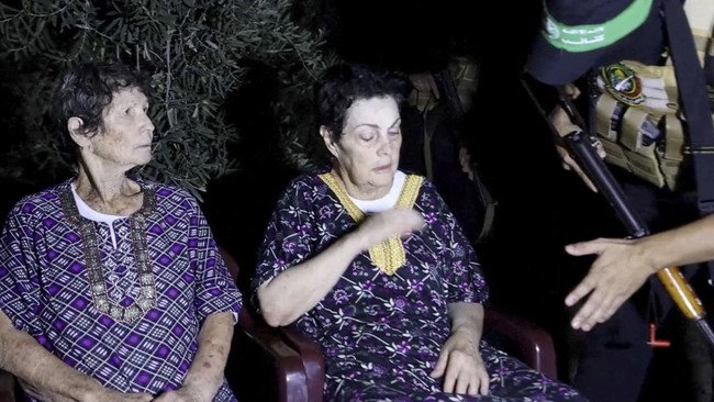 Sebanyak dua perempuan yang baru-baru ini dibebaskan milisi Hamas Palestina usai disandera sejak perang pecah ternyata sempat ditolak oleh Israel.