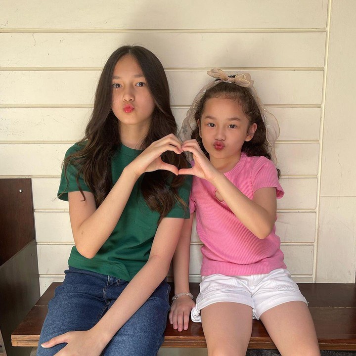<p>Shakeela Eleanor Ameera dan Sheva Elmira Lorrenia merupakan putri dalam pernikahan pasangan Ussy Sulistiawaty dan Andhika Pratama, Bunda. (Foto: Instagram @ndhiiikapratama)<br /><br /><br /></p>