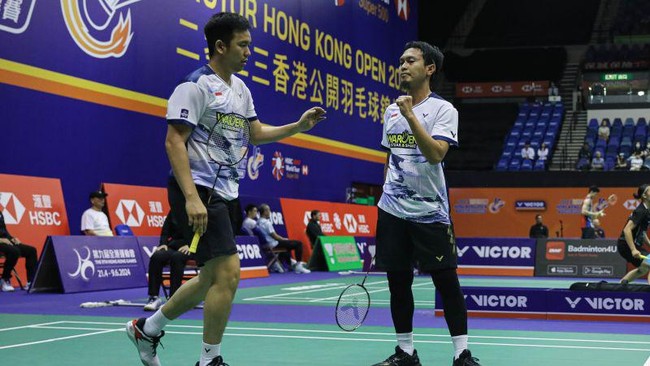 Pasangan Indonesia Mohammad Ahsan/Hendra Setiawan mengeluhkan penerangan venue French Open 2023, Glaz Arena usai lolos ke babak 16 besar.