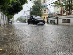 Hujan Deras Usai Kemarau Panjang, Jalanan di Makassar Langsung Tergenang