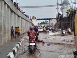 Hujan Deras di Solo Bikin Pohon Tumbang-Picu Genangan di Viaduk Gilingan