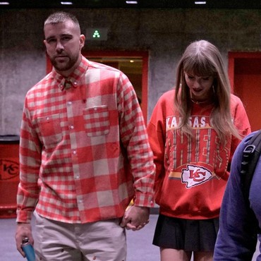 Go Public, Foto Taylor Swift Cium Travis Kelce Tersebar
