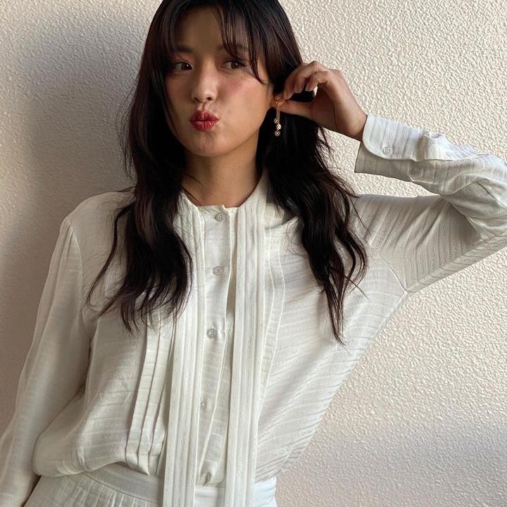 <p>Han Hyo Joo menduduki posisi ke-6 sebagai artis Korea tercantik di King Choice, Bunda. Dalam potret ini, ia tampil elegan dalam balutan pakaian warna putih. (Foto: Instagram @hanhyojoo222)</p>