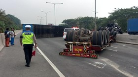 Truk Kontainer Terguling Timpa Mobil di Pangkep Sulsel, 3 Orang Tewas
