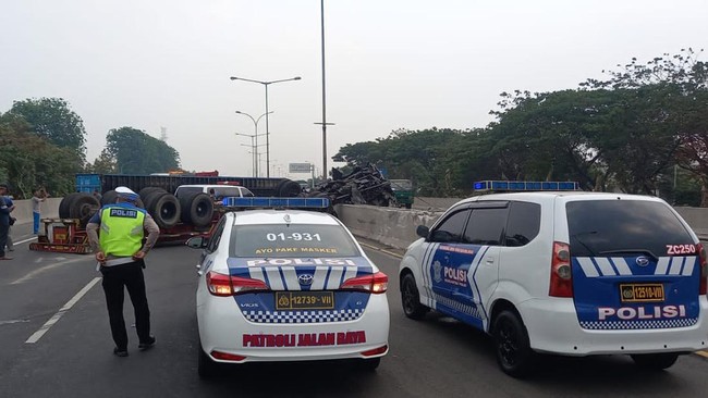 Terjadi kecelakaan tunggal truk kontainer yang terguling hingga melintang menutupi jalan di Tol JORR Km. 61+700 exit Semper. Imbasnya macet hingga 500 meter.