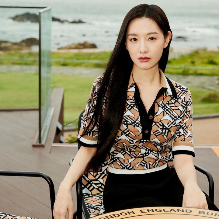 <p>Kim Ji Won menduduki posisi ke-4 sebagai artis Korea tercantik di King Choice, Bunda. Di potret ini, Kim Ji Won sedang duduk dengan elegan dalam rangka mempromosikan sebuah brand mewah. (Foto: Instagram @geewonii)</p>