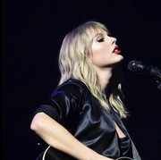4 Rekomendasi Lagu Taylor Swift yang Cocok Didengarkan Saat Jatuh Cinta