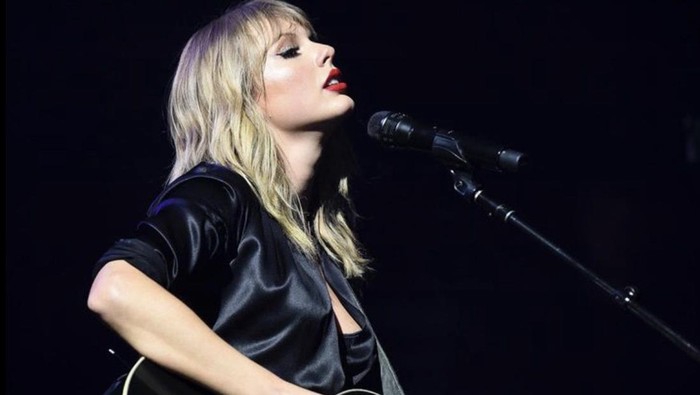4 Rekomendasi Lagu Taylor Swift yang Cocok Didengarkan Saat Jatuh Cinta