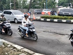 Bekas Kerukan Aspal Depan Rumdis Gubsu Dibiarkan Bikin Macet, Warga Ngeluh