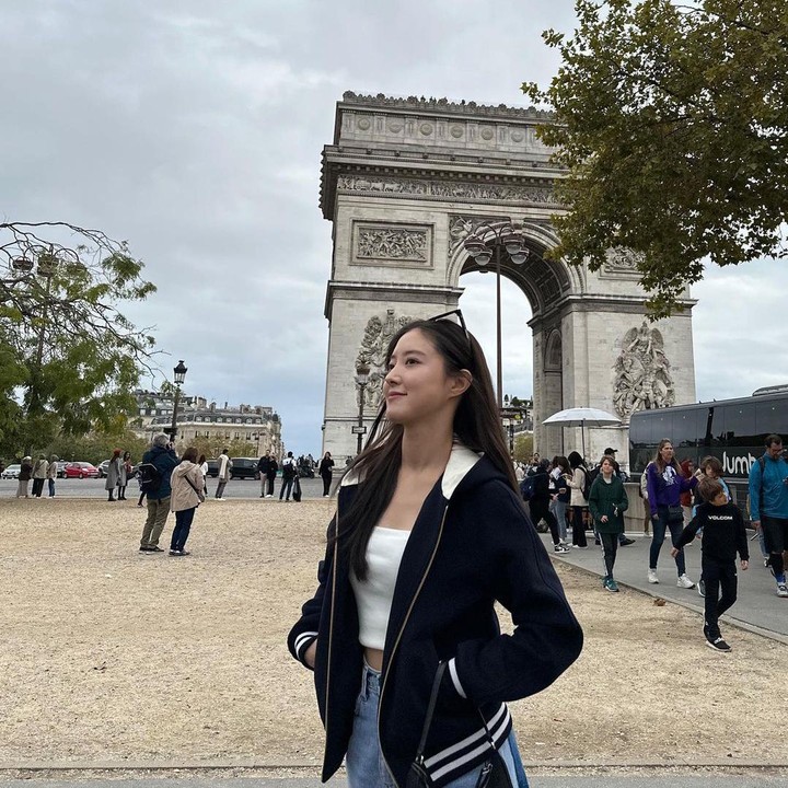 <p>Lee Se Soung menduduki posisi ke-11 sebagai artis Korea tercantik di King Choice, Bunda. Di foto ini, ia berpakaian kasual dan sedang berpose berpaling dari kamera dengan monumen Arc de Triomphe yang aesthetic di belakangnya. (Foto: Instagram @seyoung_10)</p>