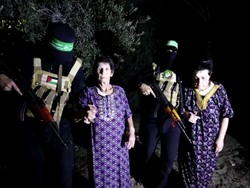 Saat Militan Hamas Bebaskan Dua Sandera Lansia Israel