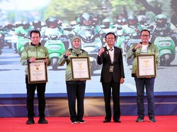 Khofifah Konvoi Motor Listrik Sekaligus Resmikan PLTS Atap 20 Titik se-Jatim