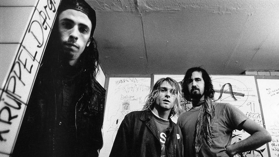 GERMANY - NOVEMBER 12:  Photo of NIRVANA; L-R: Dave Grohl, Kurt Coabin, Krist Novoselic - posed, group shot  (Photo by Paul Bergen/Redferns)