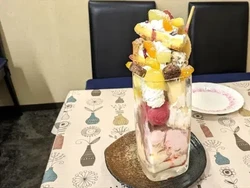 Kafe Berusia 40 Tahun Ini Sajikan Parfait Jumbo yang Fenomenal