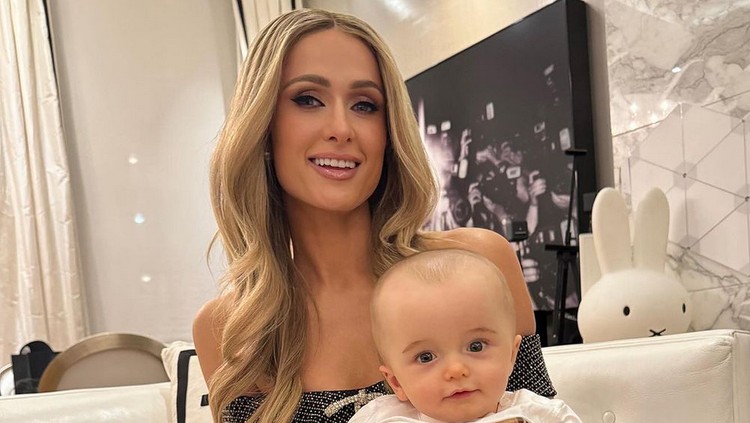 Paris Hilton dan anaknya, Phoenix, yang berusia 9 bulan.
