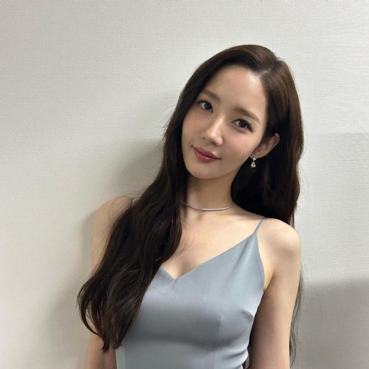 <p>Park Min Young menduduki posisi ke-13 sebagai artis Korea tercantik di King Choice, Bunda. Dalam potret ini, ia sedang mengenakan pakaian monokrom simpel ketika ia sedang di Jepang. Senyumnya sangat menawan ya, Bunda? (Foto: Instagram @rachel_mypark)</p>