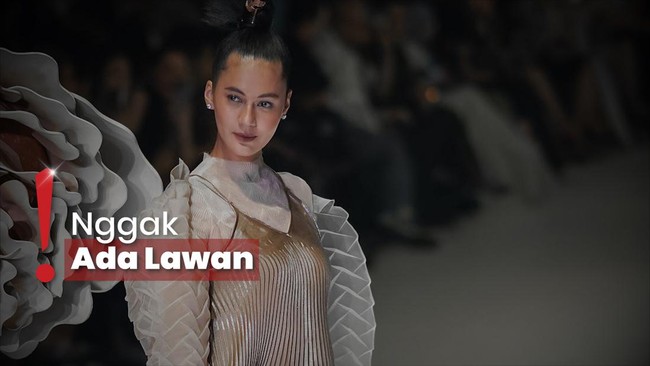 Absen 5 Tahun, Pesona Paula Verhoeven Runaway di JFW Tak Tertandingi