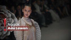 img-title Absen 5 Tahun, Pesona Paula Verhoeven Runaway di JFW Tak Tertandingi