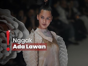 Absen 5 Tahun, Pesona Paula Verhoeven Runaway di JFW Tak Tertandingi