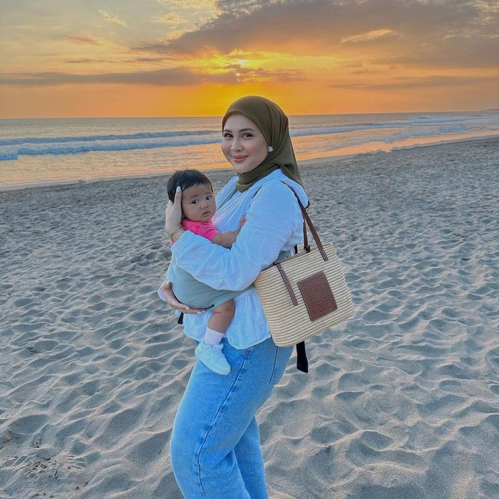 <p>Banyak netizen yang merasa gemas dengan potret Aisha nih, Bunda. Tak sedikit yang mendoakan agar Aisha tumbuh menjadi anak yang sehat dan cantik. (Foto: Instagram: @kesharatuliu05)</p>