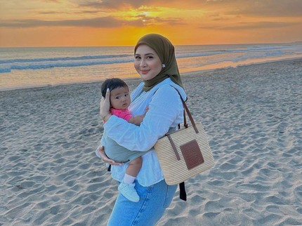 7 Potret Gemas Baby Aisha Anak Kesha Ratuliu, Ada Foto Pertama Kali Renang