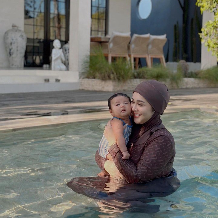 <p>"Aisha pertama kali berenang," ungkapnya pada laman Instagram dengan emotikon hati berwarna putih. (Foto: Instagram: @kesharatuliu05)</p>