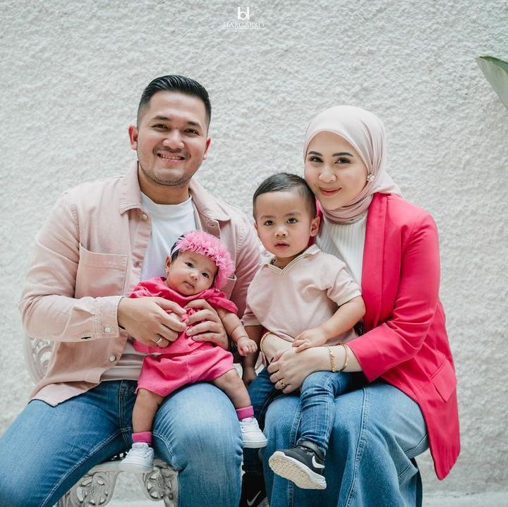 <p>Artis cantik Kesha Ratuliu menikah dengan Adhi Permana Putra pada tahun 2021. Setelah menikah, keduanya pun dikaruniai dua orang anak, Bunda. (Foto: Instagram: @kesharatuliu05)</p>