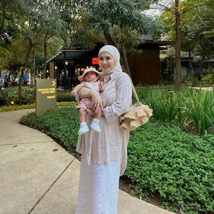 <p>"Kenapa cantik banget si deee," kata seorang netizen. "<em>MasyaAllah</em> ini tau tau kecilnya sekarang sudah punya anak. Sehat selalu Dedenya," ungkap netizen lainnya. (Foto: Instagram: @kesharatuliu05)</p>
