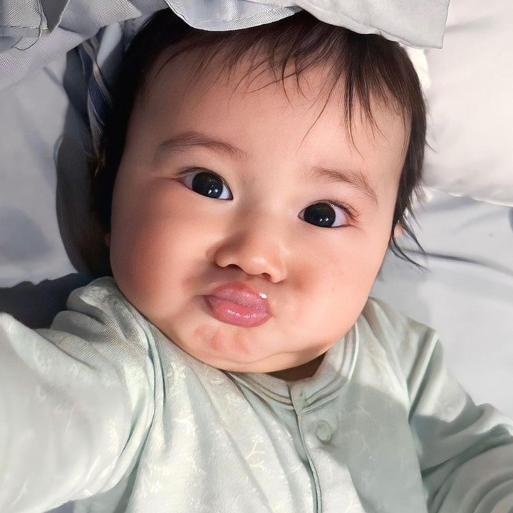 <p>Aisha lahir pada 19 Mei 2023, Bunda. Tak terasa, kini usia Aisha sudah lima bulan dan memperlihatkan berbagai perkembangan. (Foto: Instagram: @kesharatuliu05)</p>