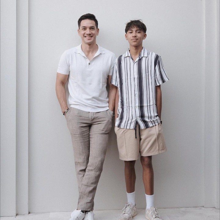 <p>"Sudah kayak abang adek saja," kata seorang netizen dengan emotikon hati. "Abang Adik karena sama besar dan sama ganteng," ungkap netizen lainnya. (Foto: Instagram: @andrew.white._)</p>